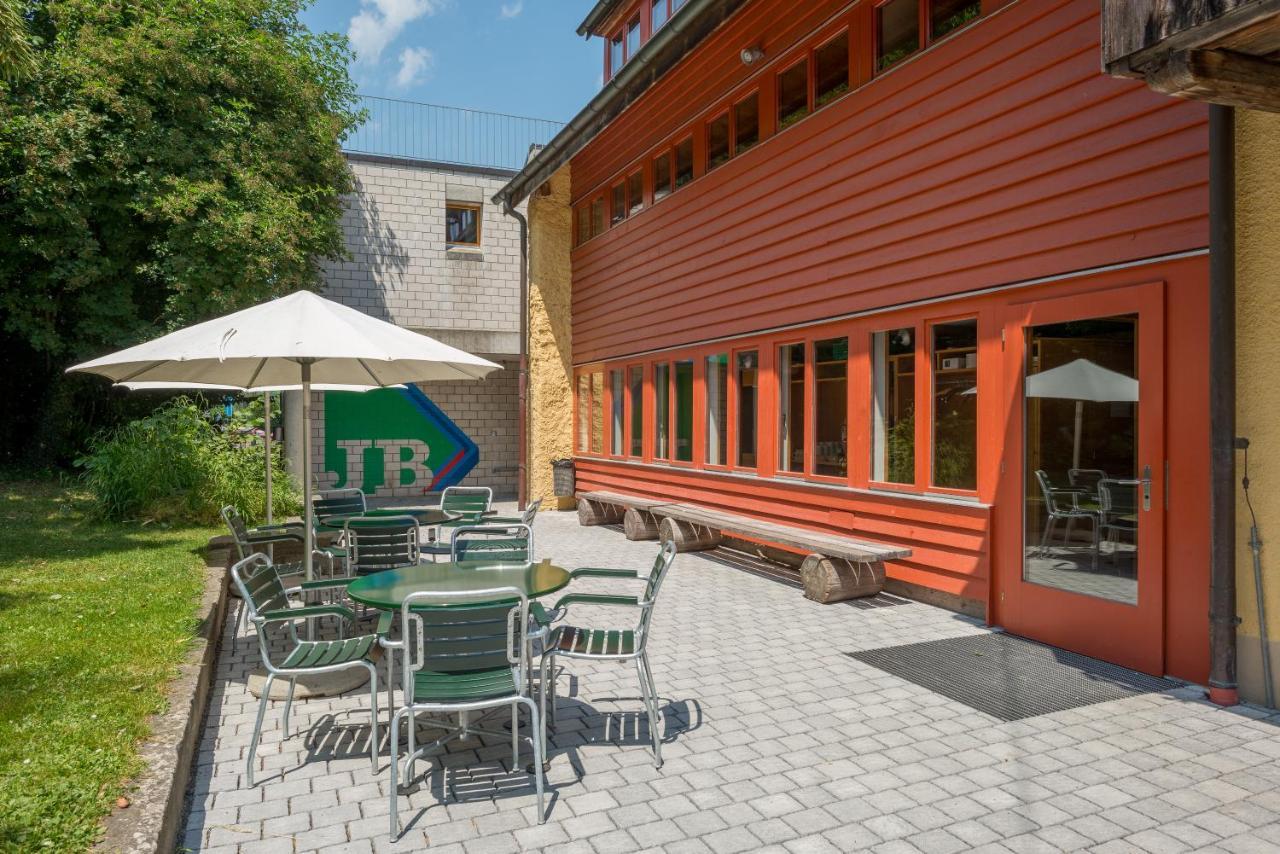 Am Youth Hostel Beinwil